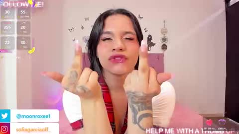 Snapshot of moon_roxee chatting on October 2025 04:20:02 PM moon_roxee online show from October 2025 04:20:02 PM