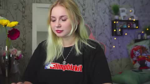Snapshot of moon_valkyriie chatting on March 2026 10:20:01 AM Emilia online show from March 2026 10:20:01 AM