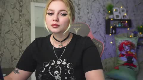 Snapshot of moon_valkyriie chatting on March 2026 09:32:02 AM Emilia online show from March 2026 09:32:02 AM