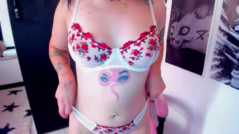 Snapshot of moon_wills chatting on September 2025 06:51:01 PM MOON online show from September 2025 06:51:01 PM