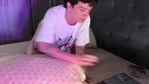 Snapshot of moonlight_baee chatting on February 2025 06:00:01 AM Clove online show from February 2025 06:00:01 AM