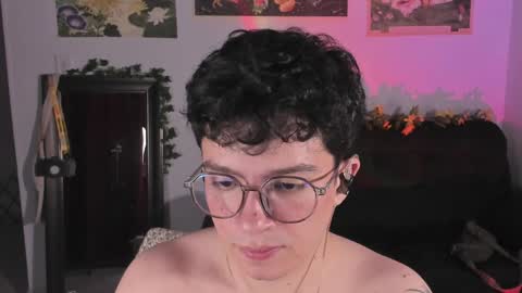 Snapshot of moonlight_baee chatting on April 2026 05:27:01 AM Clove online show from April 2026 05:27:01 AM