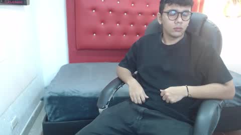 Mou Fly online show from October 2025 12:01:02 PM