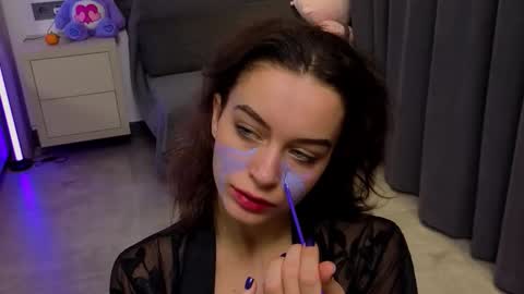 Luna online show from November 2025 10:42:01 PM