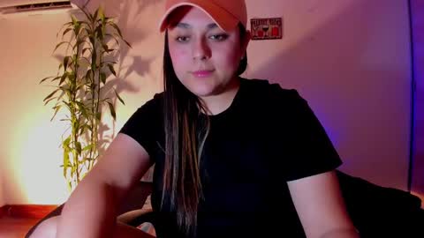Snapshot of mrbuu_ chatting on December 2024 01:37:02 AM Laura online show from December 2024 01:37:02 AM