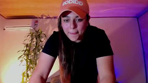 Snapshot of mrbuu_ chatting on December 2024 06:21:02 AM Laura online show from December 2024 06:21:02 AM