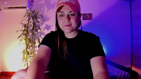 Snapshot of mrbuu_ chatting on December 2024 12:13:01 AM Laura online show from December 2024 12:13:01 AM