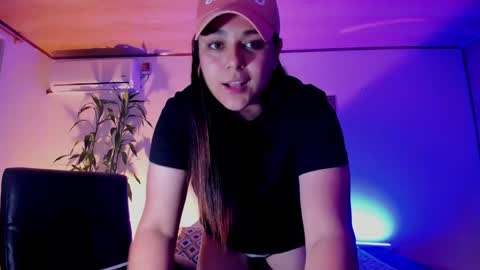 Snapshot of mrbuu_ chatting on December 2024 03:18:02 AM Laura online show from December 2024 03:18:02 AM