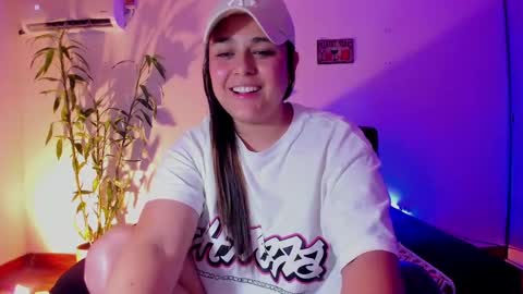 Snapshot of mrbuu_ chatting on December 2024 06:29:02 AM Laura online show from December 2024 06:29:02 AM