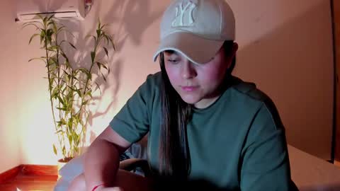 Snapshot of mrbuu_ chatting on December 2024 03:58:02 AM Laura online show from December 2024 03:58:02 AM