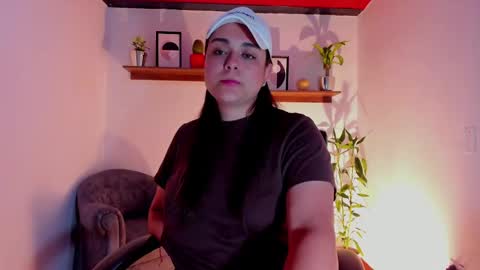 Snapshot of mrbuu_ chatting on February 2025 04:11:02 AM Laura online show from February 2025 04:11:02 AM