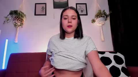 Snapshot of mrbuu_ chatting on October 2025 02:44:01 AM Laura online show from October 2025 02:44:01 AM
