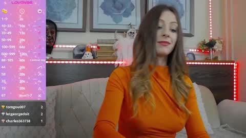 Luna  online show from October 2025 08:38:01 PM