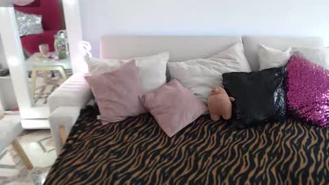 Myrna Sessions online show from December 2025 06:48:02 PM