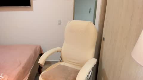 independent model online show from November 2025 04:12:01 AM