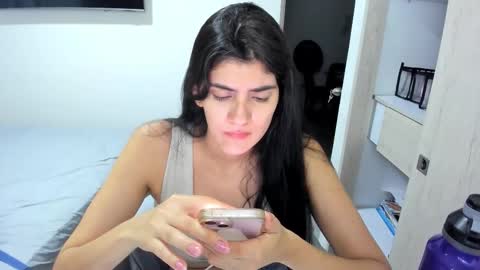 independent model online show from November 2025 01:30:01 AM