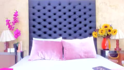 Nahomi  online show from October 2025 05:32:01 PM