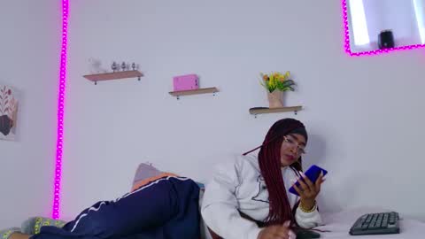 nahomy_james25 online show from February 2025 03:07:01 PM