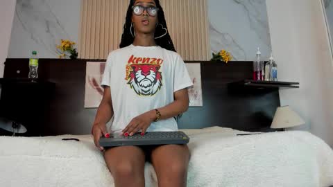 nahomy_james25 online show from September 2025 10:26:01 PM