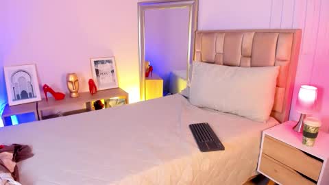 Snapshot of naia_xo chatting on November 2025 09:05:02 PM Ana online show from November 2025 09:05:02 PM