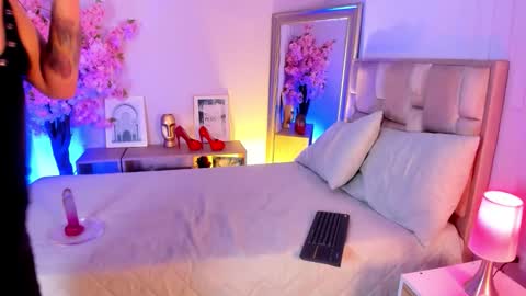 Snapshot of naia_xo chatting on November 2025 08:52:01 PM Ana online show from November 2025 08:52:01 PM