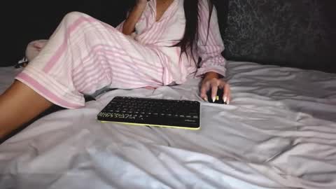 Lady online show from November 2025 03:45:02 PM