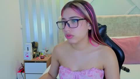nami_sweet_ online show from October 2025 02:39:01 PM