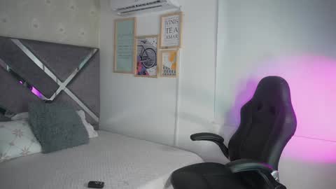 Naomi-Gray  online show from April 2026 06:35:02 PM