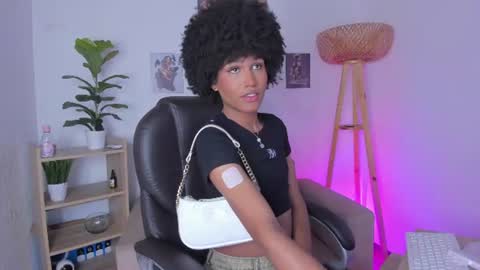 Snapshot of naomisaenz_ chatting on June 2026 09:07:02 AM N A O M I online show from June 2026 09:07:02 AM
