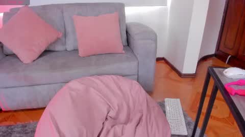 Snapshot of naomisaenz_ chatting on July 2026 03:50:02 PM N A O M I online show from July 2026 03:50:02 PM