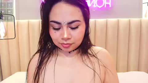 Naomy  online show from November 2025 05:33:02 PM