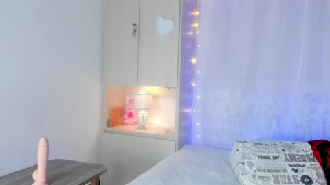 Snapshot of nattysnow chatting on November 2025 04:14:02 AM NATALIA online show from November 2025 04:14:02 AM