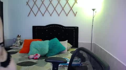 Snapshot of naughtygirl_mmm chatting on October 2025 09:14:02 PM Valeria online show from October 2025 09:14:02 PM