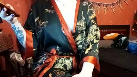 Snapshot of naughtyhousewifexx chatting on December 2024 03:02:02 PM housewife Eva online show from December 2024 03:02:02 PM