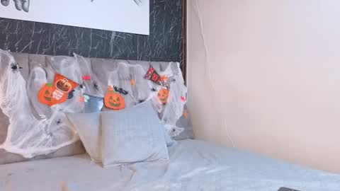 Nicolle  online show from October 2025 12:00:02 PM