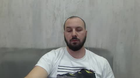 Julian online show from November 2025 09:37:01 PM