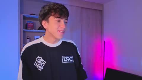 Nicolas online show from October 2025 08:22:01 PM