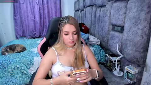Snapshot of nicol_080 chatting on April 2026 07:28:01 PM YuliEM online show from April 2026 07:28:01 PM