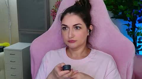 Nicole Online at about after 1000  6  UK time or 900  - 500  UK time it approximate time interval online show from September 2025 11:29:02 PM