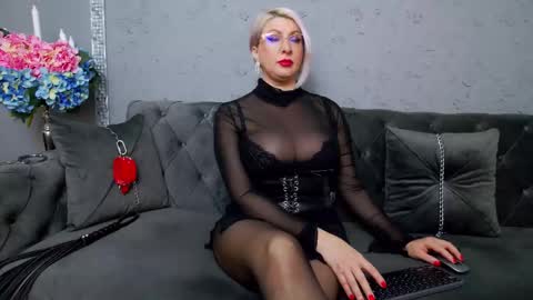 Nicole Domme online show from November 2025 01:11:01 PM