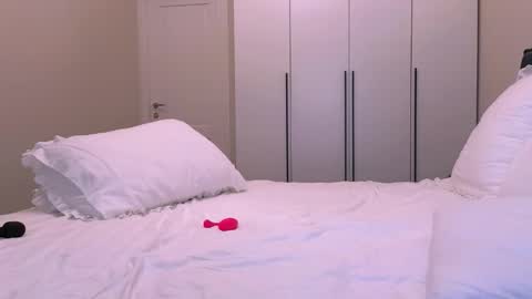 Nicole online show from November 2025 05:06:01 AM