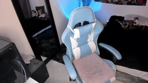 Nicol independent model online show from February 2025 10:13:01 PM