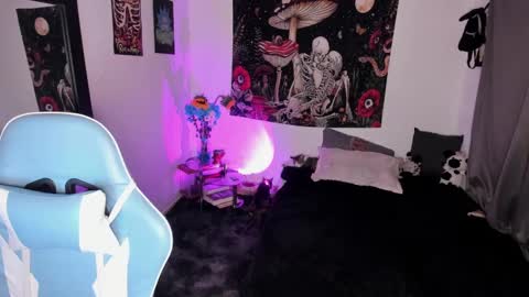 Nicol independent model online show from February 2025 02:08:02 AM