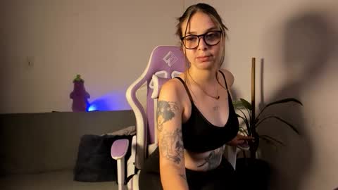 Nicol independent model online show from November 2025 07:38:01 PM