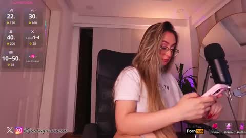 Snapshot of nicollet_ chatting on September 2025 01:50:01 AM Nicollet online show from September 2025 01:50:01 AM