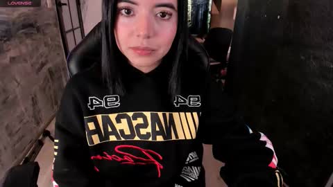 Snapshot of nicolross_ chatting on November 2025 04:38:02 PM NicolRoss online show from November 2025 04:38:02 PM