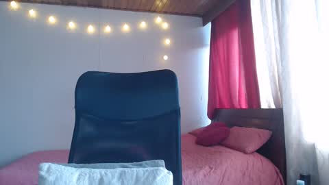 Niina Jones online show from December 2024 09:38:01 PM