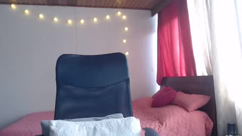 Niina Jones online show from December 2024 04:39:01 PM