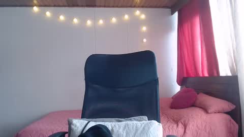 Niina Jones online show from December 2024 07:52:02 PM