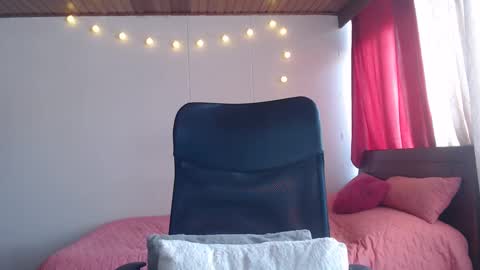 Niina Jones online show from December 2024 03:31:02 PM